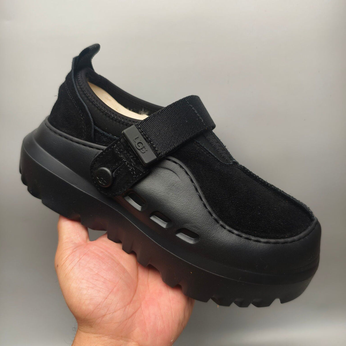 7550 Unisex Black Slip-On Casual Shoes