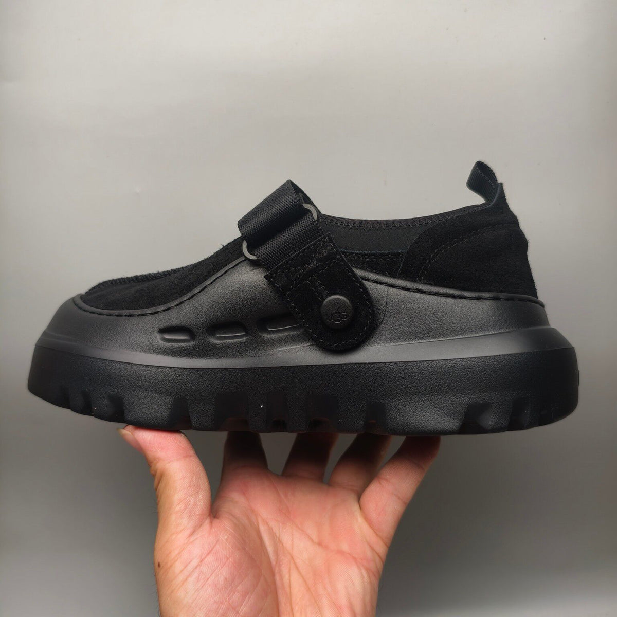 7550 Unisex Black Slip-On Casual Shoes